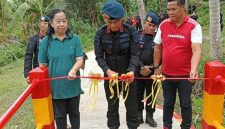 Komandan Satuan Brimob Polda Sulawesi Utara, Kombes Pol Robby Samban, meresmikan Jembatan Bhayangkara Merah Putih beserta jalan setapak di Desa Airmadidi Bawah, Kabupaten Minahasa Utara, Jumat (10/7/2026).