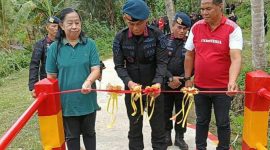 Komandan Satuan Brimob Polda Sulawesi Utara, Kombes Pol Robby Samban, meresmikan Jembatan Bhayangkara Merah Putih beserta jalan setapak di Desa Airmadidi Bawah, Kabupaten Minahasa Utara, Jumat (10/7/2026).