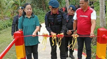 Komandan Satuan Brimob Polda Sulawesi Utara, Kombes Pol Robby Samban, meresmikan Jembatan Bhayangkara Merah Putih beserta jalan setapak di Desa Airmadidi Bawah, Kabupaten Minahasa Utara, Jumat (10/7/2026).