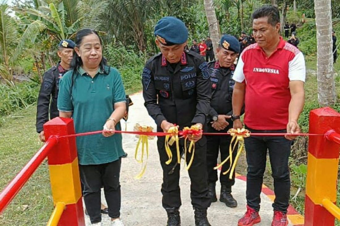 Komandan Satuan Brimob Polda Sulawesi Utara, Kombes Pol Robby Samban, meresmikan Jembatan Bhayangkara Merah Putih beserta jalan setapak di Desa Airmadidi Bawah, Kabupaten Minahasa Utara, Jumat (10/7/2026).