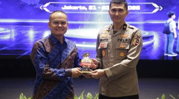 Karo Tekkom Divtik Polri, Brigjen Pol. Indarto (Kanan)
