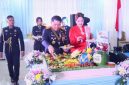 Kapolda Sulawesi Utara Irjen Pol Roycke Harry Langie memotong tumpeng syukuran Hari Bhayangkara ke-80 di Aula Presisi Polda Sulut, Rabu (1/7/2026).