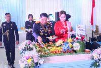 Kapolda Sulawesi Utara Irjen Pol Roycke Harry Langie memotong tumpeng syukuran Hari Bhayangkara ke-80 di Aula Presisi Polda Sulut, Rabu (1/7/2026).