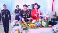 Kapolda Sulawesi Utara Irjen Pol Roycke Harry Langie memotong tumpeng syukuran Hari Bhayangkara ke-80 di Aula Presisi Polda Sulut, Rabu (1/7/2026).