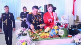 Kapolda Sulawesi Utara Irjen Pol Roycke Harry Langie memotong tumpeng syukuran Hari Bhayangkara ke-80 di Aula Presisi Polda Sulut, Rabu (1/7/2026).