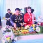 Kapolda Sulawesi Utara Irjen Pol Roycke Harry Langie memotong tumpeng syukuran Hari Bhayangkara ke-80 di Aula Presisi Polda Sulut, Rabu (1/7/2026).