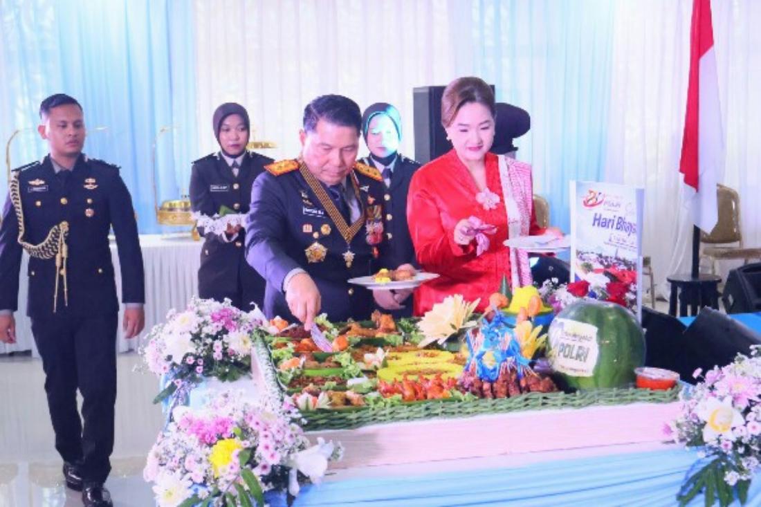 Kapolda Sulawesi Utara Irjen Pol Roycke Harry Langie memotong tumpeng syukuran Hari Bhayangkara ke-80 di Aula Presisi Polda Sulut, Rabu (1/7/2026).
