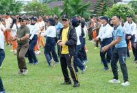 Wakapolda Sulawesi Utara, Brigjen Pol Awi Setiyono, didampingi para Pejabat Utama (PJU) Polda Sulut serta personel Polri berbaur dengan jajaran TNI dalam suasana penuh keakraban, kekompakan, dan semangat kebersamaan.