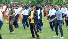 Wakapolda Sulawesi Utara, Brigjen Pol Awi Setiyono, didampingi para Pejabat Utama (PJU) Polda Sulut serta personel Polri berbaur dengan jajaran TNI dalam suasana penuh keakraban, kekompakan, dan semangat kebersamaan.