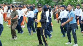 Wakapolda Sulawesi Utara, Brigjen Pol Awi Setiyono, didampingi para Pejabat Utama (PJU) Polda Sulut serta personel Polri berbaur dengan jajaran TNI dalam suasana penuh keakraban, kekompakan, dan semangat kebersamaan.