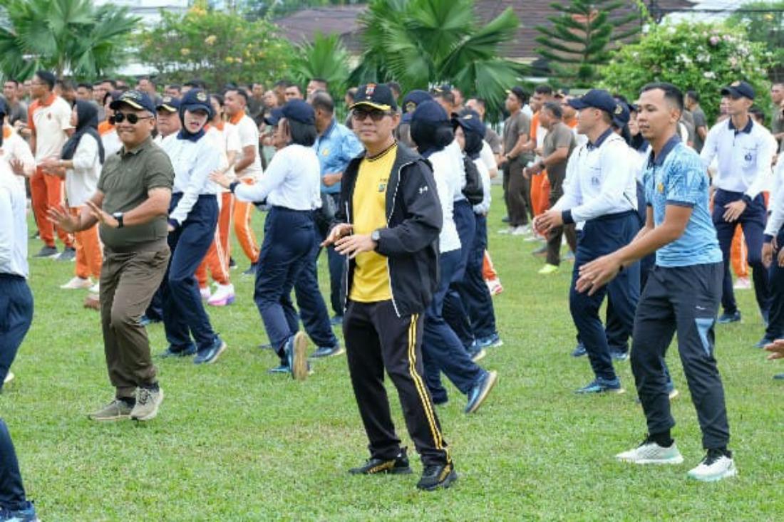 Wakapolda Sulawesi Utara, Brigjen Pol Awi Setiyono, didampingi para Pejabat Utama (PJU) Polda Sulut serta personel Polri berbaur dengan jajaran TNI dalam suasana penuh keakraban, kekompakan, dan semangat kebersamaan.