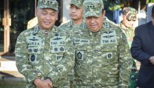 Pangdam XIII/Merdeka Mayjen TNI Mirza Agus, S.I.P., menyambut kedatangan Kepala Badan Logistik Pertahanan (Kabaloghan) Kementerian Pertahanan, Marsdya TNI Yusuf Jauhari, M.Eng., beserta rombongan di Baseops Lanud Sam Ratulangi, Manado, Sabtu (18/7/2026).