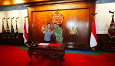 Kapolri Jenderal Listyo Sigit Prabowo melakukan silaturahmi dengan Panglima TNI Jenderal Agus Subiyanto di Mabes TNI, Cilangkap, Jakarta Timur