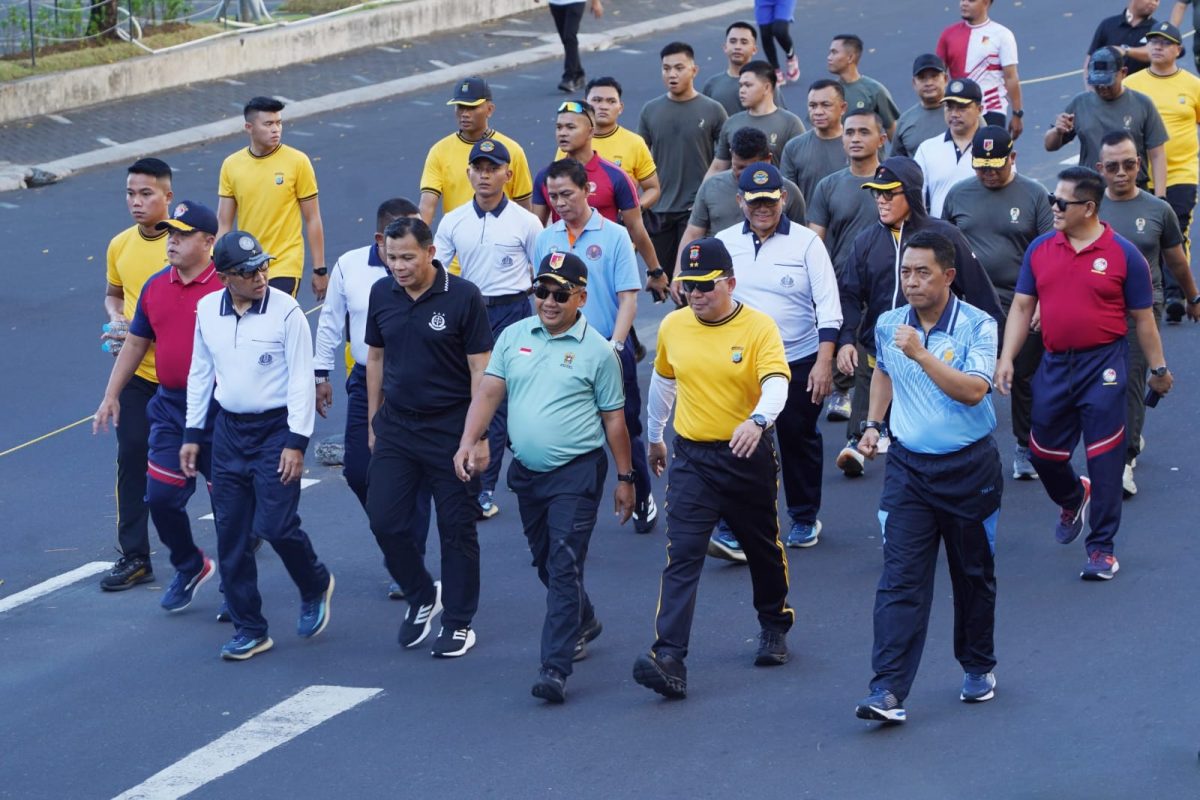 Kapolda Sulawesi Utara Irjen Pol. Roycke Harry Langie, Pangdam XIII/Merdeka Mayjen TNI Mirza Agus, jajaran Forkopimda Sulut olahraga bersama.