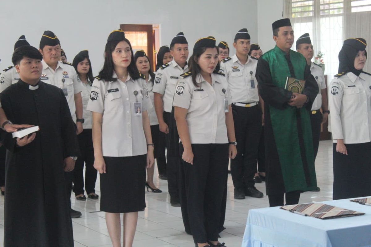 Direktorat Jenderal Kakanwil Pemasyarakatan (Ditjen PAS) Sulawesi Utara, Haposan Silalahi, melantik dan mengambil sumpah/janji lima Pegawai Negeri Sipil (PNS) dalam Jabatan Fungsional di Aula Kantor Wilayah Ditjen PAS Sulawesi Utara, Kamis (16/7/2026).