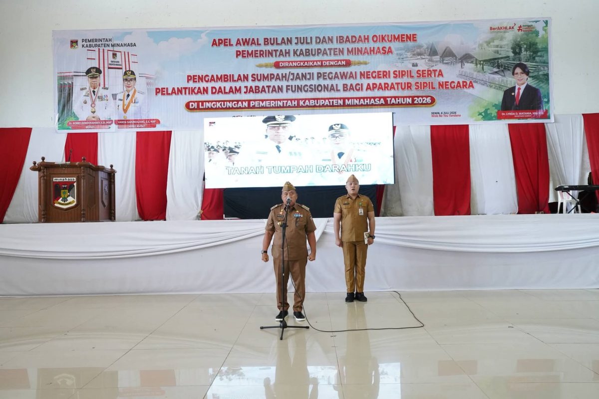 Bupati Minahasa Dr. Robby Dondokambey S.Si MAP memimpin Apel Kerja Awal Bulan Juli dan Ibadah Oikumene yang dirangkaikan dengan Pengambilan Sumpah/Janji PNS serta Pelantikan dalam Jabatan Fungsional bagi ASN Pemkab Minahasa, di Wale Ne Tou Minahasa, Senin (6/7/2026).