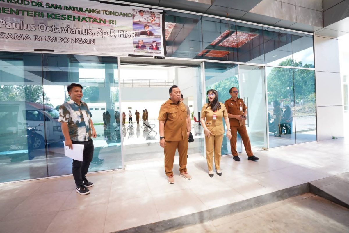 Bupati Robby Dondokambey Turut didampingi dalam peninjauan tersebut Anggota DPRD Kabupaten Minahasa Marvil Rawung, Kepala Badan Pengelola Keuangan dan Aset Daerah (BPKAD) David Mangundap, Direktur RSUD Dr. Sam Ratulangi Tondano dr. Nancy C. Mongdong, MHSM, Sp.PD, FINASIM. , 