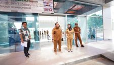 Bupati Robby Dondokambey Turut didampingi dalam peninjauan tersebut Anggota DPRD Kabupaten Minahasa Marvil Rawung, Kepala Badan Pengelola Keuangan dan Aset Daerah (BPKAD) David Mangundap, Direktur RSUD Dr. Sam Ratulangi Tondano dr. Nancy C. Mongdong, MHSM, Sp.PD, FINASIM. ,