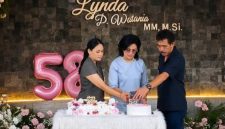 Rasa syukur dan kekuasaan Tuhan selalu menaungi hidup dan pekerjaan dengan suasana ibadah syukur Hari Ulang Tahun (HUT) ke-58 Sekretaris Daerah Kabupaten (Sekdakab) Minahasa, Dr. Lynda D. Watania, MM., M.Si.