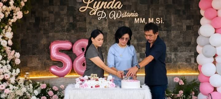 Rasa syukur dan kekuasaan Tuhan selalu menaungi hidup dan pekerjaan dengan suasana ibadah syukur Hari Ulang Tahun (HUT) ke-58 Sekretaris Daerah Kabupaten (Sekdakab) Minahasa, Dr. Lynda D. Watania, MM., M.Si.