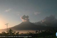 Gunung Lewotobi Laki-laki di Kabupaten Flores Timur, Nusa Tenggara Timur (NTT), kembali mengalami erupsi pada Minggu (5/7/2026) pukul 22.28 WITA.