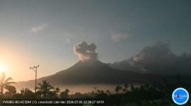 Gunung Lewotobi Laki-laki di Kabupaten Flores Timur, Nusa Tenggara Timur (NTT), kembali mengalami erupsi pada Minggu (5/7/2026) pukul 22.28 WITA.