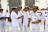 Dankodaeral VIII Laksda TNI Dery Triesananto Suhendi memimpin upacara serah terima jabatan (Sertijab) tiga pejabat strategis di lingkungan Kodaeral VIII, Kamis (9/7/2026).