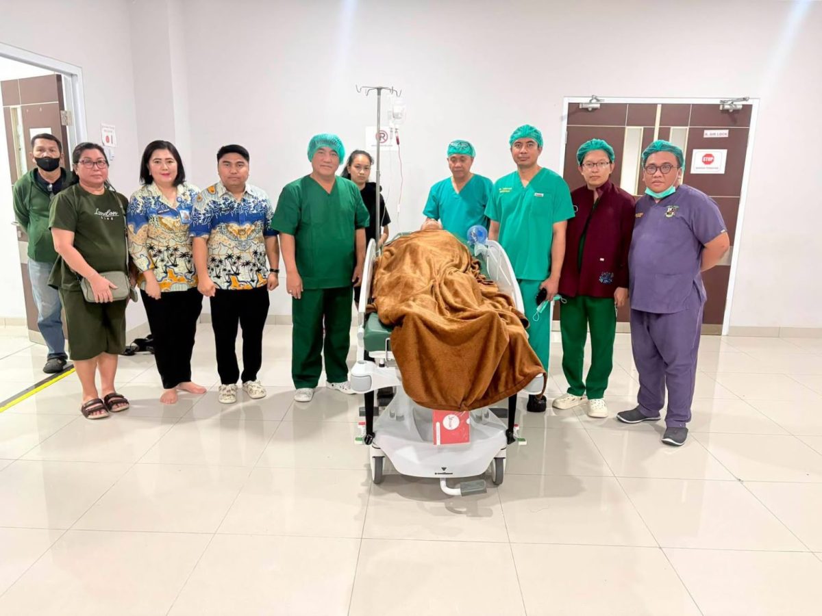 Manajemen RS Tipe B Provinsi Sulawesi Utara (RS ODSK) bersama Gubernur dan pasien yang akan menjalani  operasi perdana bedah tumor usus besar atau Tumor Colon Transversum  (Ist)