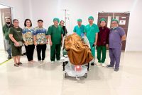 Manajemen RS Tipe B Provinsi Sulawesi Utara (RS ODSK) bersama Gubernur dan pasien yang akan menjalani  operasi perdana bedah tumor usus besar atau Tumor Colon Transversum  (Ist)