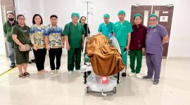 Manajemen RS Tipe B Provinsi Sulawesi Utara (RS ODSK) bersama Gubernur dan pasien yang akan menjalani  operasi perdana bedah tumor usus besar atau Tumor Colon Transversum  (Ist)