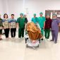 Manajemen RS Tipe B Provinsi Sulawesi Utara (RS ODSK) bersama Gubernur dan pasien yang akan menjalani  operasi perdana bedah tumor usus besar atau Tumor Colon Transversum  (Ist)
