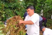 Gubernur Sulawesi Utara Mayjen TNI (Purn) Yulius Selvanus, S.E. turun langsung membersihkan kawasan Festival Budaya Tonsea (Fesbudaton) di Kelurahan Paleloan, Kabupaten Minahasa, Jumat 24/7. (ist)