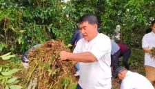 Gubernur Sulawesi Utara Mayjen TNI (Purn) Yulius Selvanus, S.E. turun langsung membersihkan kawasan Festival Budaya Tonsea (Fesbudaton) di Kelurahan Paleloan, Kabupaten Minahasa, Jumat 24/7. (ist)