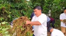 Gubernur Sulawesi Utara Mayjen TNI (Purn) Yulius Selvanus, S.E. turun langsung membersihkan kawasan Festival Budaya Tonsea (Fesbudaton) di Kelurahan Paleloan, Kabupaten Minahasa, Jumat 24/7. (ist)