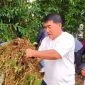 Gubernur Sulawesi Utara Mayjen TNI (Purn) Yulius Selvanus, S.E. turun langsung membersihkan kawasan Festival Budaya Tonsea (Fesbudaton) di Kelurahan Paleloan, Kabupaten Minahasa, Jumat 24/7. (ist)