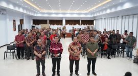 Bupati Minahasa Dr. Robby Dondokambey, S.Si., MAP,. yang juga mengemban tugas sebagai Ketua Umum Panitia resmi melantik Panitia HUT ke-64 Komisi Pelayanan Pria/Kaum Bapa (P/KB) Sinode GMIM 2026, bertempat di Ruang Sidang Pemkab Minahasa, Jumat (24/7/2026).