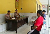Personel Polsek Likupang, Polres Minahasa Utara, bergerak cepat menangani keributan antar pelajar yang terjadi di Terminal Desa Likupang Dua, Kecamatan Likupang Timur, Kamis (23/7/2026).