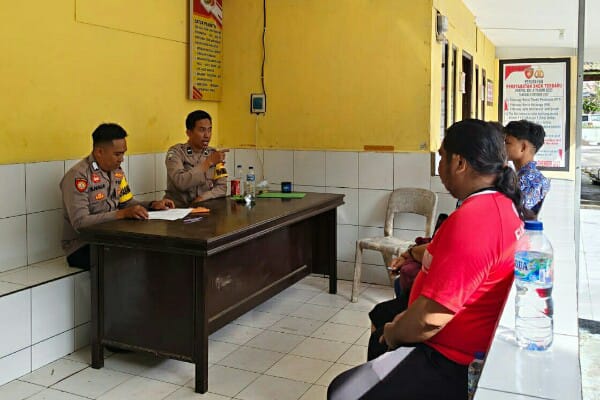 Personel Polsek Likupang, Polres Minahasa Utara, bergerak cepat menangani keributan antar pelajar yang terjadi di Terminal Desa Likupang Dua, Kecamatan Likupang Timur, Kamis (23/7/2026).