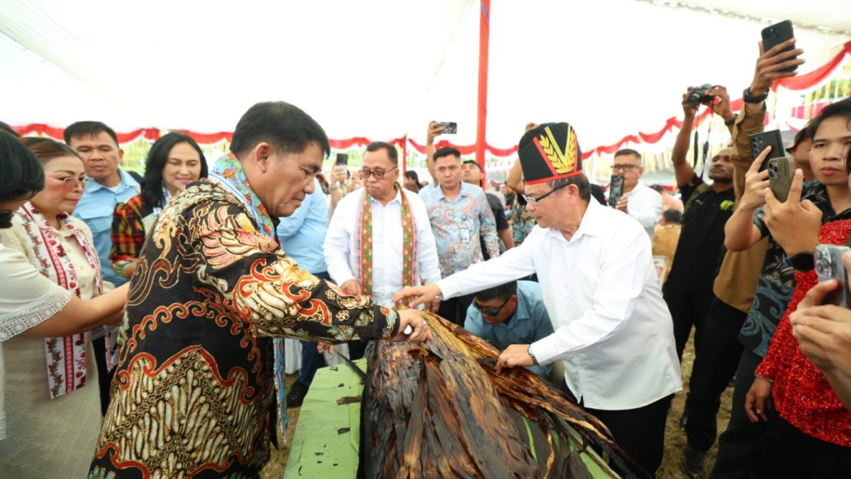 Gubernur Sulawesi Utara Mayjen TNI (Purn.) Yulius Selvanus, S.E.,menghadiri Pengucapan Syukur di Lapangan Sam Ratulangi, Taman God Bless, Tondano, Kabupaten Minahasa, Minggu 26/7.(ist)
