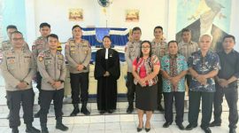 Polsek Marore memperkuat pendekatan humanis kepada masyarakat melalui kegiatan pengamanan ibadah dan sambang gereja dalam program Minggu Kasih di Kecamatan Kepulauan Marore, Kabupaten Kepulauan Sangihe.