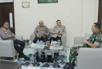 TNI dan Polri di Kota Kotamobagu diperkuat melalui koordinasi antara Kapolres Kotamobagu AKBP Abdul Kholik dan Dandim 1303/Bolaang Mongondow Letkol Inf. Manashe Lomo.