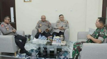 TNI dan Polri di Kota Kotamobagu diperkuat melalui koordinasi antara Kapolres Kotamobagu AKBP Abdul Kholik dan Dandim 1303/Bolaang Mongondow Letkol Inf. Manashe Lomo.
