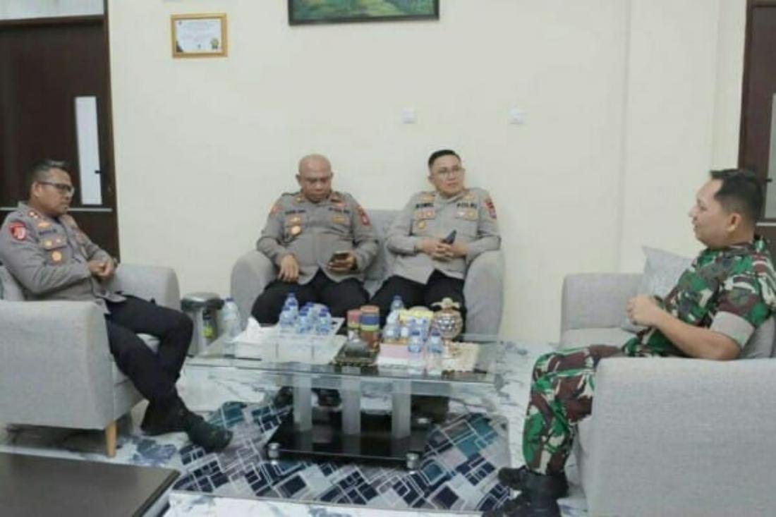 TNI dan Polri di Kota Kotamobagu diperkuat melalui koordinasi antara Kapolres Kotamobagu AKBP Abdul Kholik dan Dandim 1303/Bolaang Mongondow Letkol Inf. Manashe Lomo.