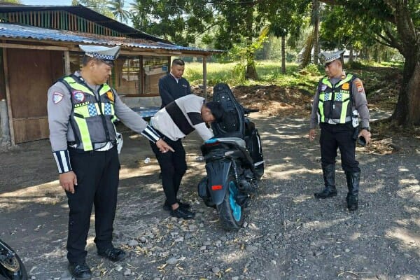 Satlantas Polres Minahasa Utara menindak kendaraan bermotor yang menggunakan knalpot brong dan tidak dilengkapi Tanda Nomor Kendaraan Bermotor (TNKB) dalam operasi penertiban di sejumlah ruas jalan, Selasa (28/7/2026).