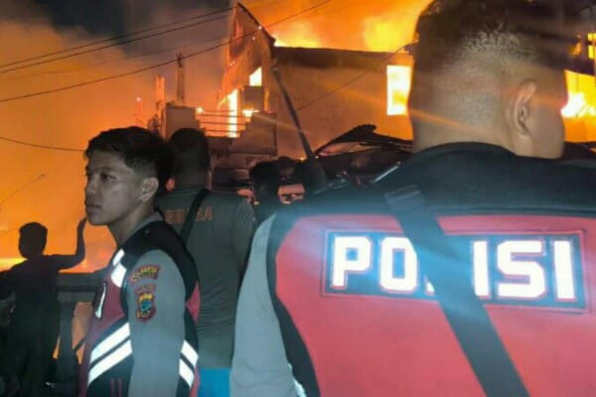 Respons cepat kembali ditunjukkan jajaran Polresta Manado dalam menangani kondisi darurat. Hanya 11 menit setelah menerima laporan kebakaran melalui layanan Call Centre 112/110, personel kepolisian langsung tiba di lokasi kejadian.