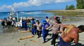 Tiga nelayan asal Desa Bowombaru, Kecamatan Melonguane Timur, Kabupaten Kepulauan Talaud, berhasil diselamatkan setelah perahu motor yang mereka gunakan bocor dan hanyut diterjang cuaca ekstrem di perairan Melonguane, Rabu (29/7/2026).