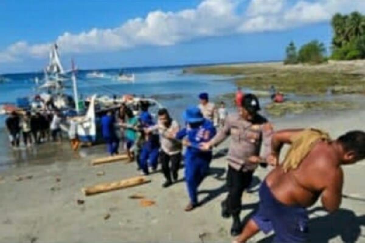 Tiga nelayan asal Desa Bowombaru, Kecamatan Melonguane Timur, Kabupaten Kepulauan Talaud, berhasil diselamatkan setelah perahu motor yang mereka gunakan bocor dan hanyut diterjang cuaca ekstrem di perairan Melonguane, Rabu (29/7/2026).