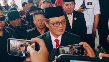 Franky Wolayan, SE, Ketua DPRD Minahasa saat diwawancari awak media usai Dilantik.