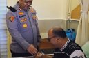 Kapolres Tomohon AKBP Novrial Kombo menggenggam erat tangan IPTU Richard Polii