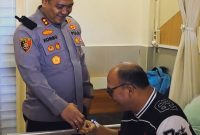 Kapolres Tomohon AKBP Novrial Kombo menggenggam erat tangan IPTU Richard Polii 